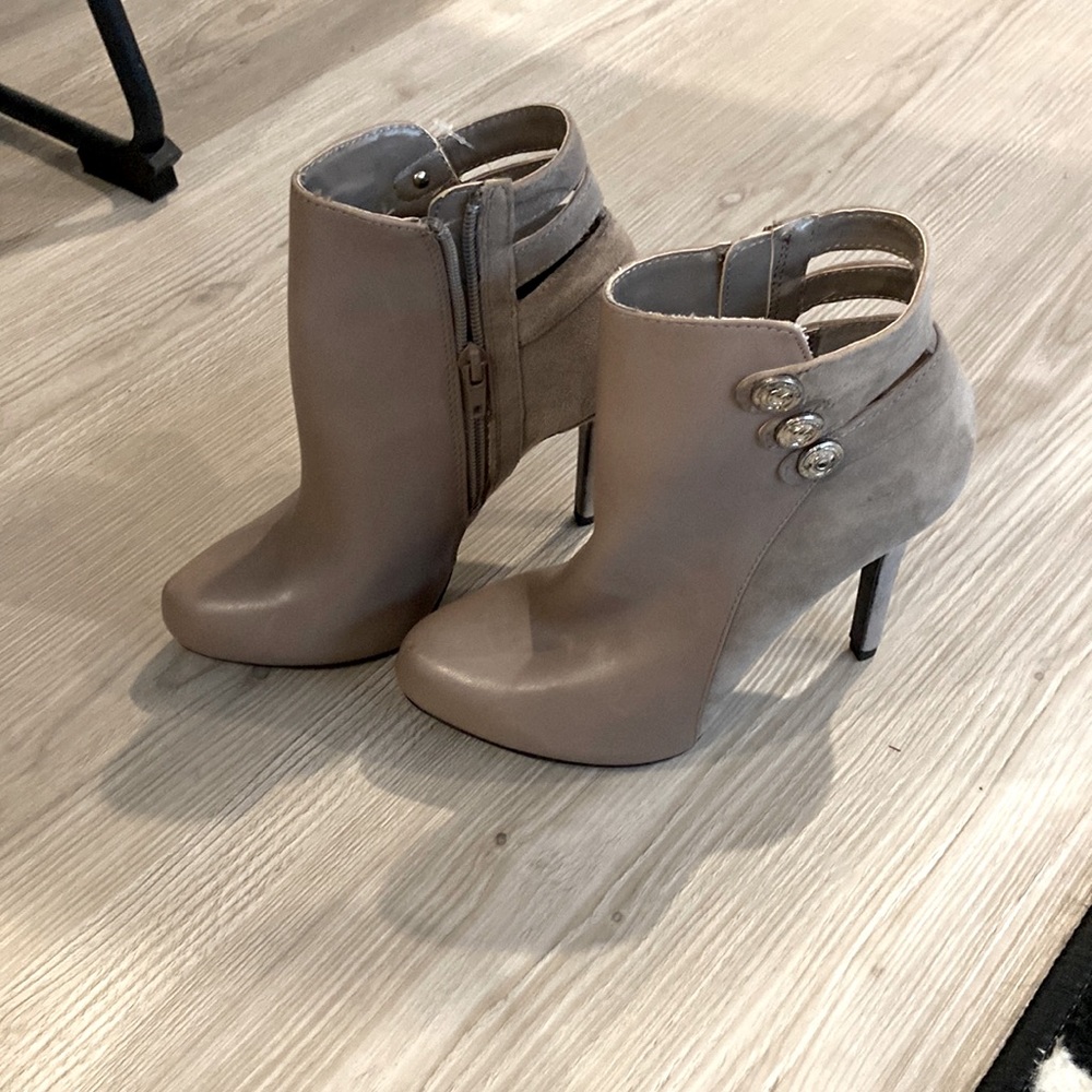 GUESS Granee Grey Taupe Suede & Leather Button Accented High Heel Booties SZ 6
